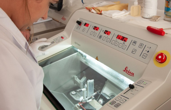 Pracownik przy obsłudze maszyn