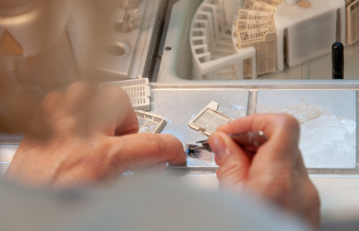 Pracownik przy obsłudze maszyn