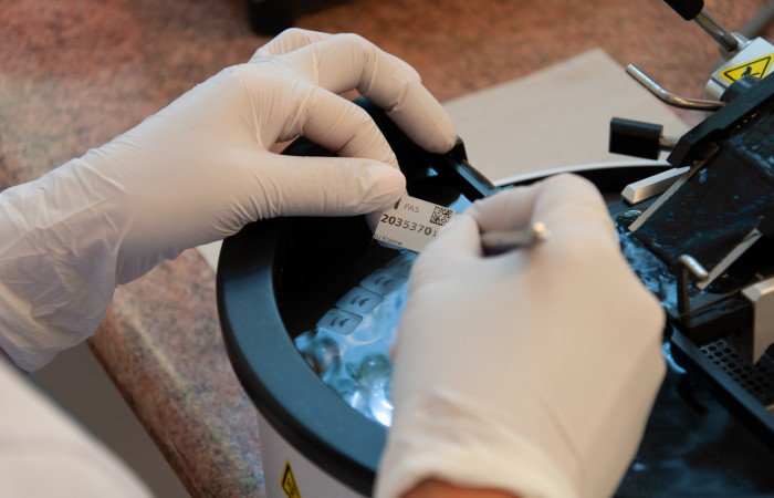 Pracownik przy obsłudze maszyn