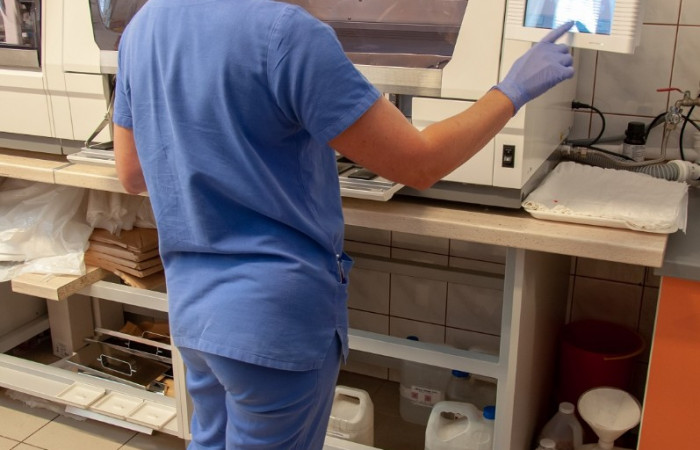 Pracownik przy obsłudze maszyn