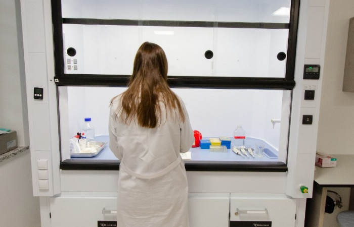 Pracownik przy obsłudze maszyn