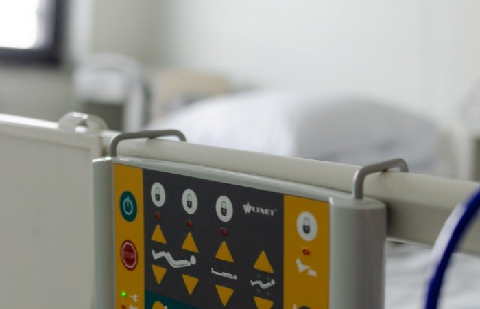 Zbliżenie na detal elektroniczny łózek dla pacjentów