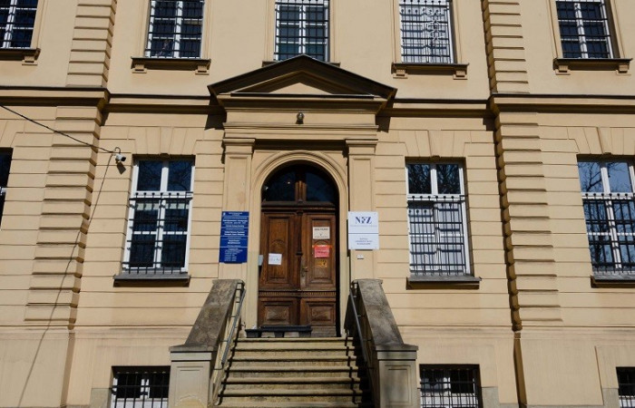 Zdjęcie budynku z zewnątrz - zbliżenie na wejście