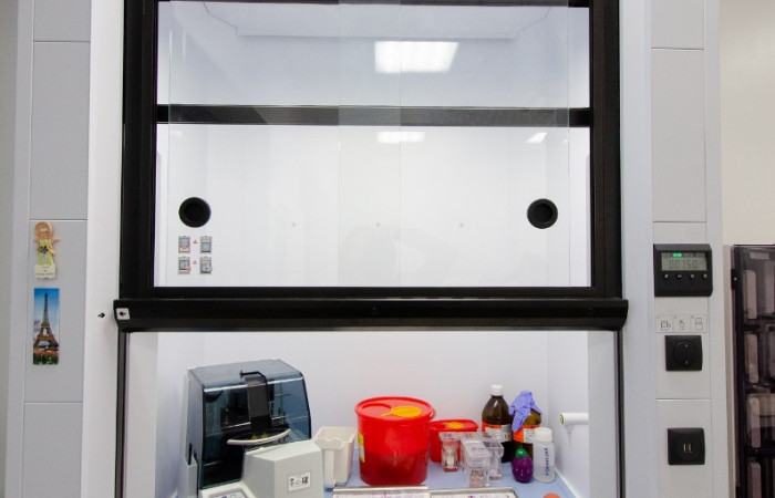 Pracownia cytologii – barwiarka z nakrywarką (3)