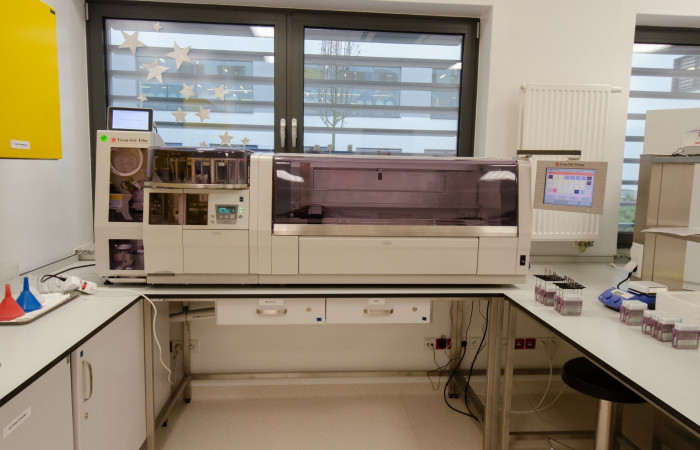 PRACOWNIA HISOPATOLOGII - barwiarka z nakrywarką