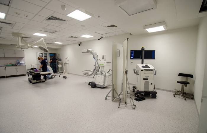 Pokój diagnostyczny, widok na aparat typu C-arm