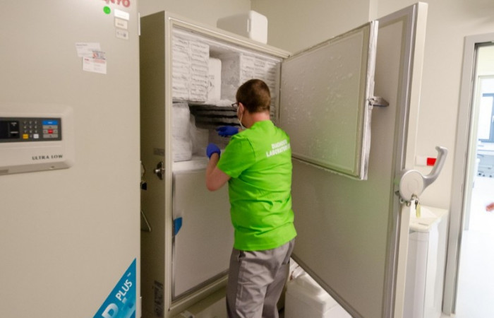 Pracownik Zakładu Diagnostyki Hematologicznej i Genetyki przy sprzęcie