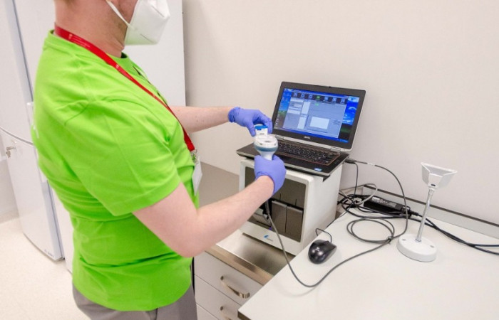 Pracownik Zakładu Diagnostyki Hematologicznej i Genetyki przy sprzęcie