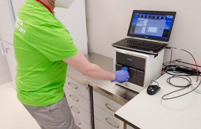 Pracownik Zakładu Diagnostyki Hematologicznej i Genetyki przy sprzęcie