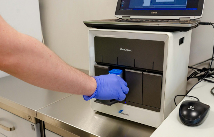 Pracownik Zakładu Diagnostyki Hematologicznej i Genetyki przy sprzęcie - zbliżenie