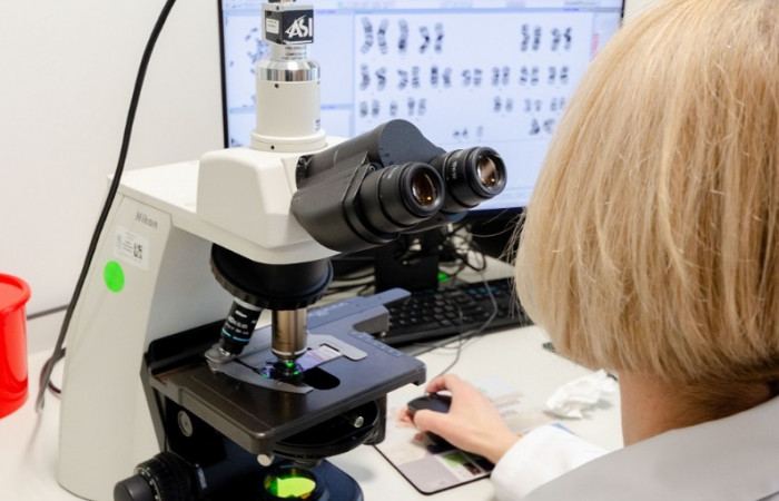 Pracownik Zakładu Diagnostyki Hematologicznej i Genetyki przy sprzęcie