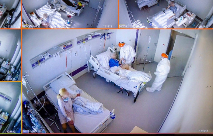 Zbliżenie na monitoring pacjentów w punkcie pielegniarskim