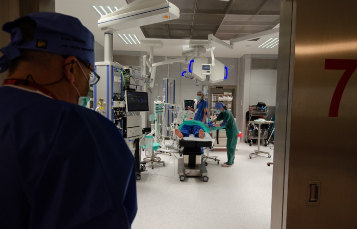 lekarze przy operacji