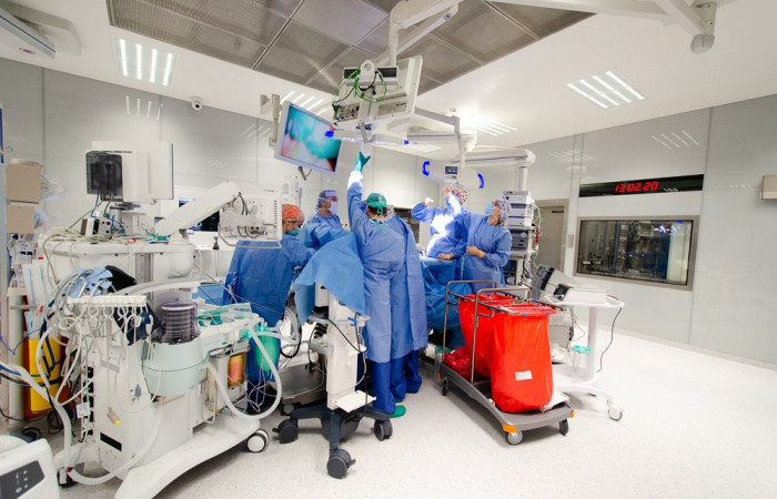 lekarze przy operacji