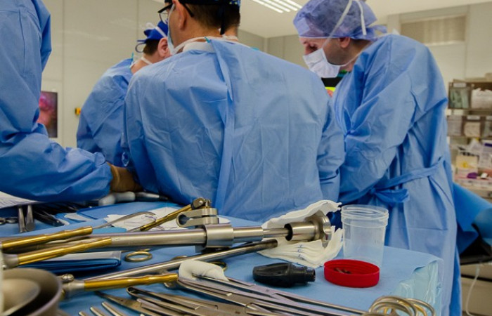 lekarze przy operacji