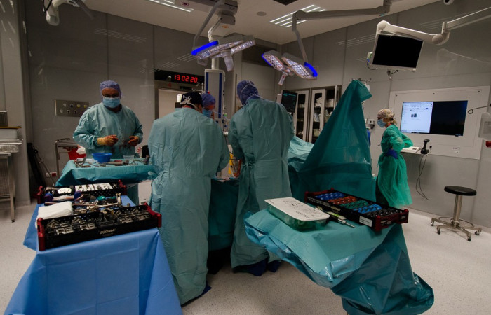 lekarze przy operacji