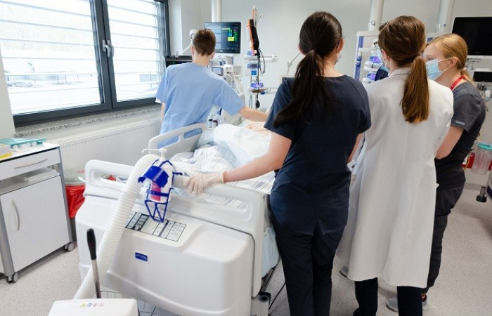 Lekarz wykonuje USG pacjenta