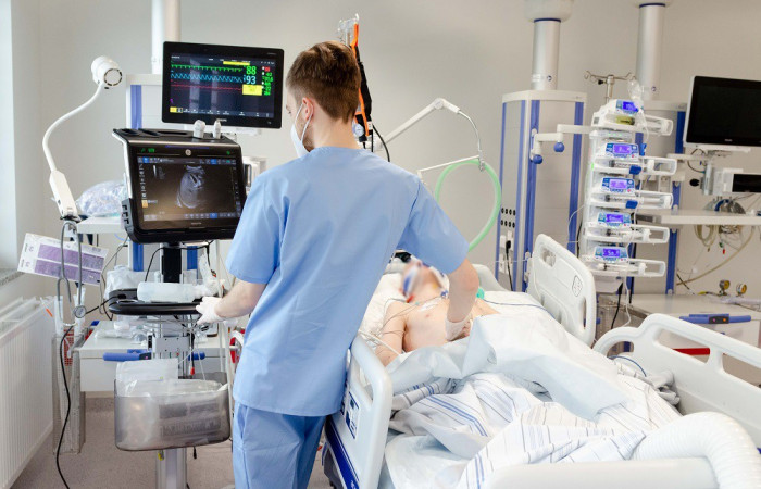 Lekarz wykonuje USG pacjenta