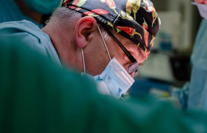 prof. Piotr Richter podczas operacji
