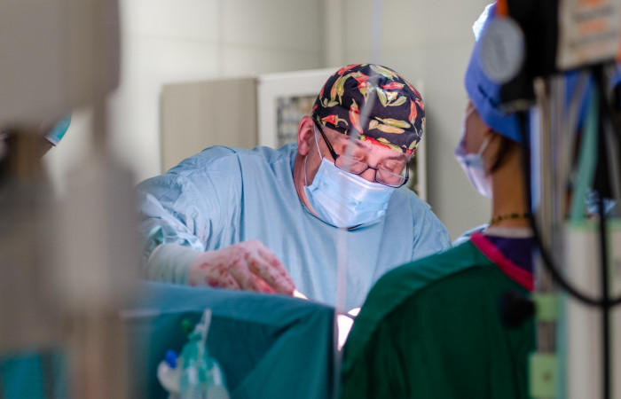 prof. Piotr Richter podczas operacji