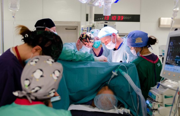 zespół operacyjny przy stole na bloku