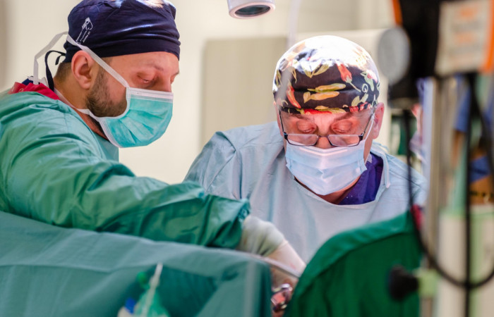 prof. Piotr Richter podczas operacji