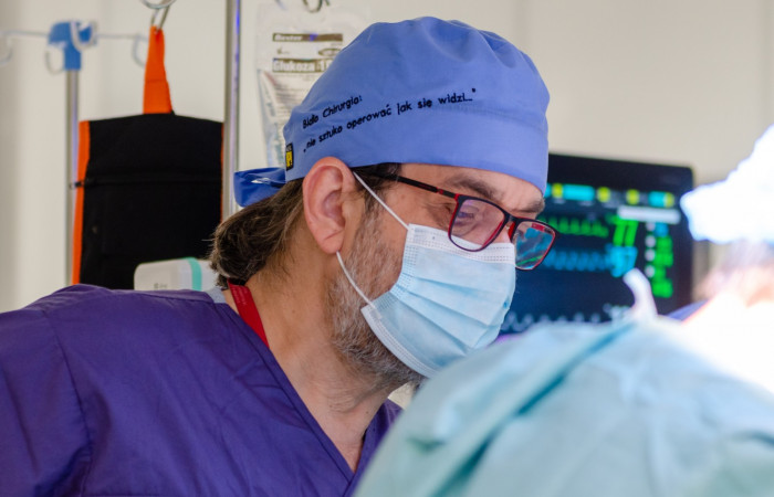 prof. Antoni Szczepanik przy stole operacyjnym
