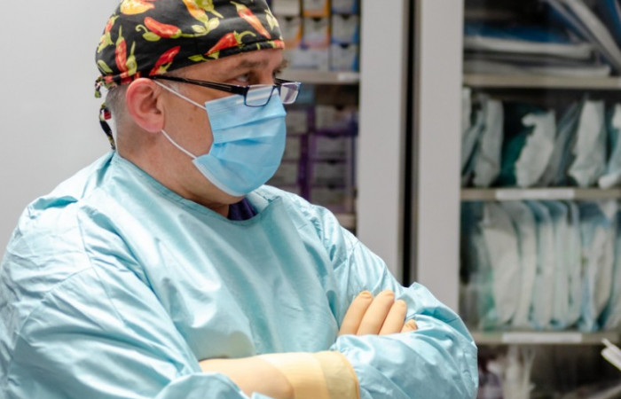 prof. Piotr Richter podczas operacji