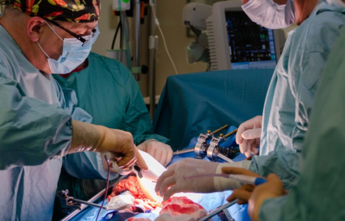 prof. Piotr Richter podczas operacji